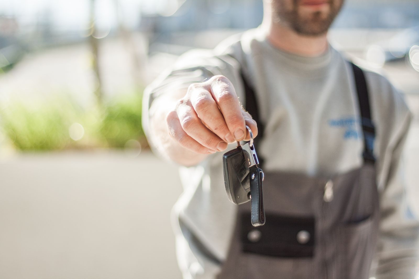 Une clé de voiture présentée en main